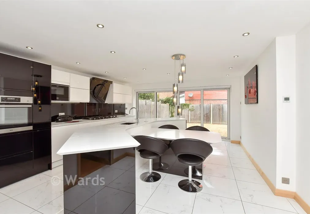 Kitchen/      Breakfast Room - Cloisterham Road, Rochester, Kent - Wards of Kent
