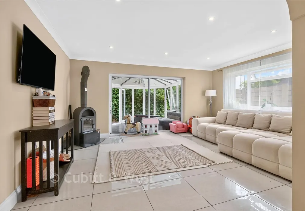 Lounge - Clements Mead, Leatherhead, Surrey - Wards of Kent