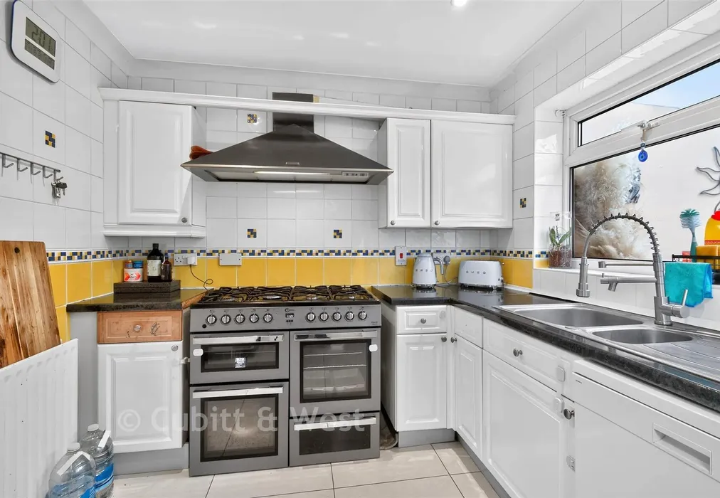 Kitchen - Clements Mead, Leatherhead, Surrey - Wards of Kent