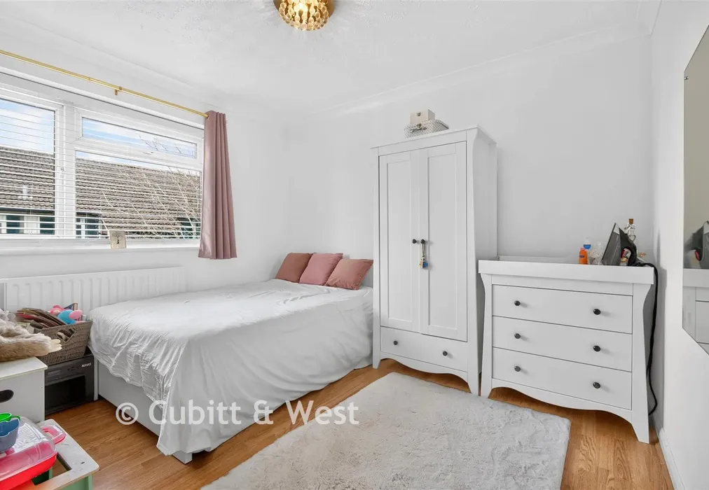 Bedroom - Clements Mead, Leatherhead, Surrey - Wards of Kent
