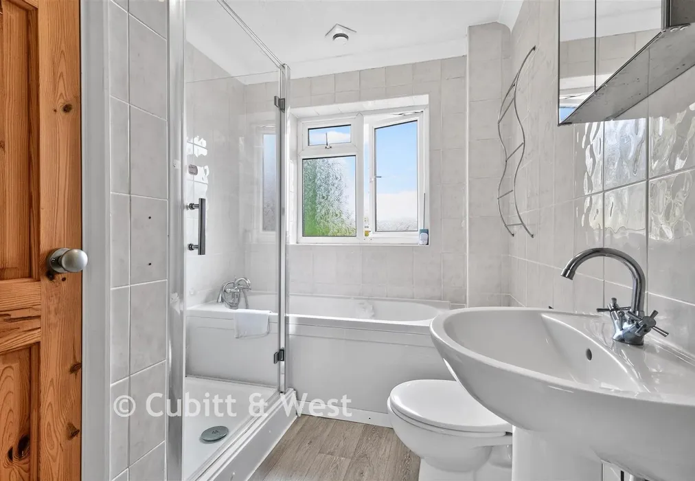 Bathroom - Clements Mead, Leatherhead, Surrey - Wards of Kent