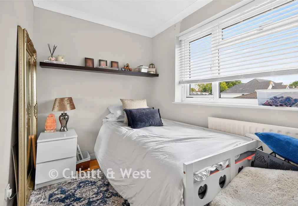 Bedroom - Clements Mead, Leatherhead, Surrey - Wards of Kent