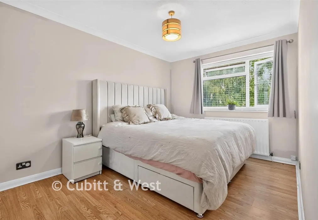 Bedroom - Clements Mead, Leatherhead, Surrey - Wards of Kent