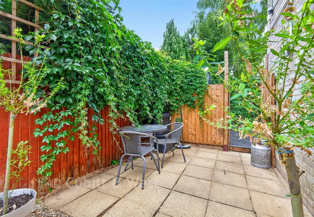 Garden - Clements Mead, Leatherhead, Surrey - Wards of Kent