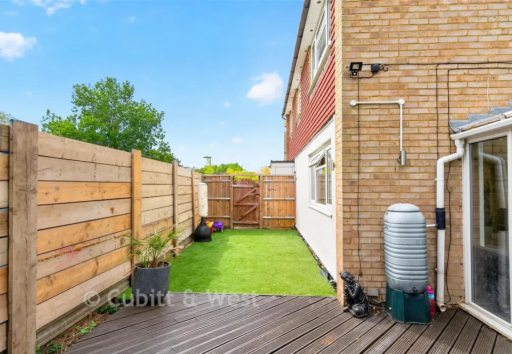 Garden - Clements Mead, Leatherhead, Surrey - Wards of Kent