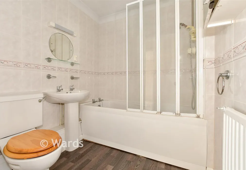 Bathroom - Herne Bay Road, Tankerton, Whitstable, Kent - Wards of Kent