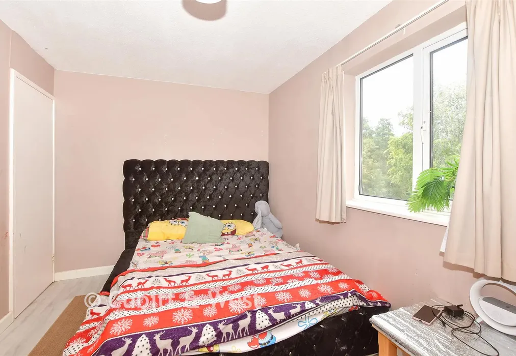 Bedroom 1 - St. Leonard's Park, East Grinstead, West Sussex - Wards of Kent