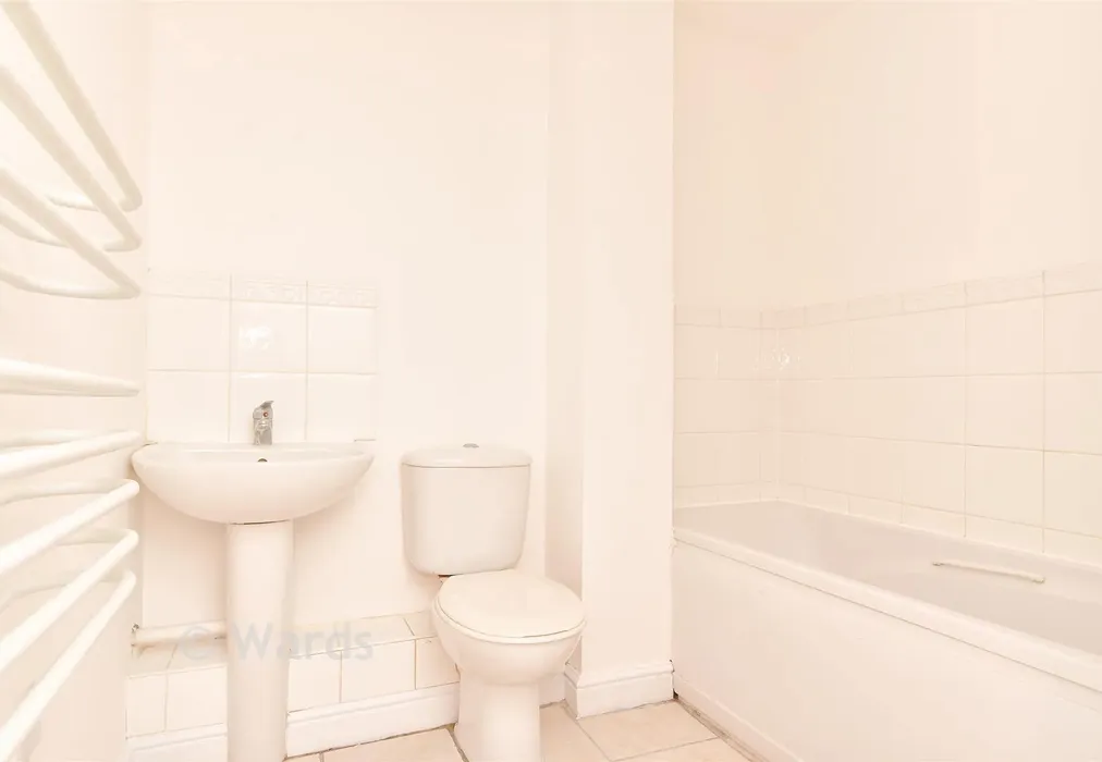 Bathroom - Stuart Road, Gravesend, Kent - Wards of Kent