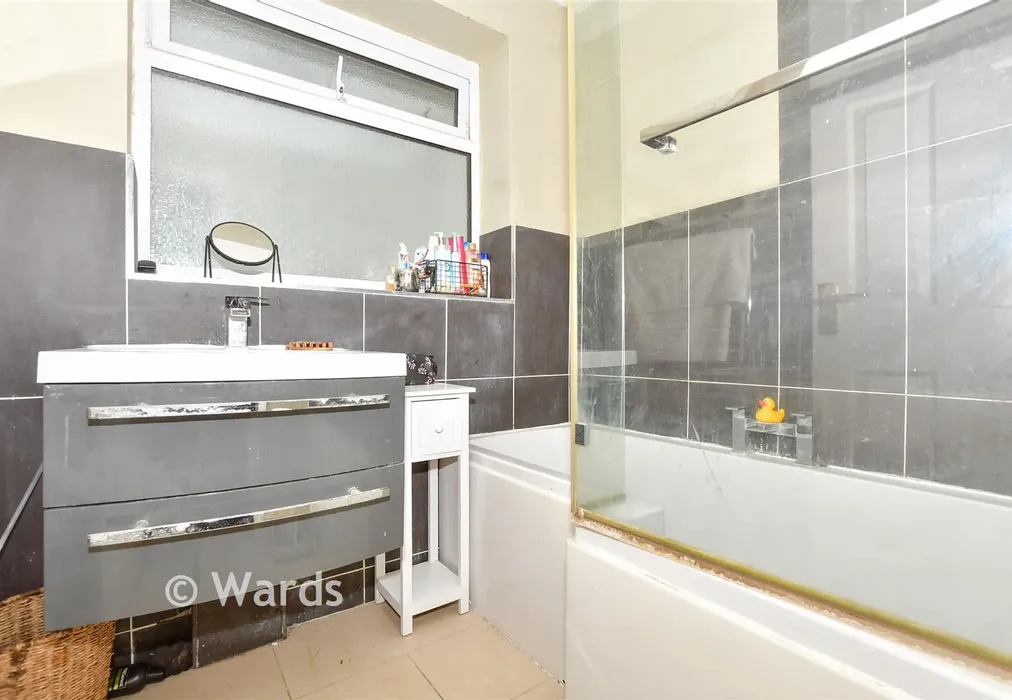 Bathroom - Downs Road, East Studdal, Kent - Wards of Kent