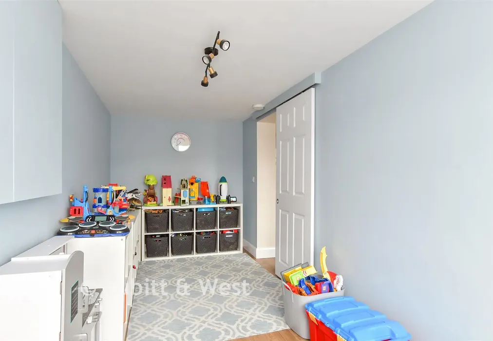 Family Room - Rosvara Avenue, Westergate, West Sussex - Wards of Kent