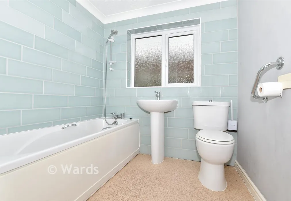 Bathroom - Meehan Road, Greatstone, Kent - Wards of Kent