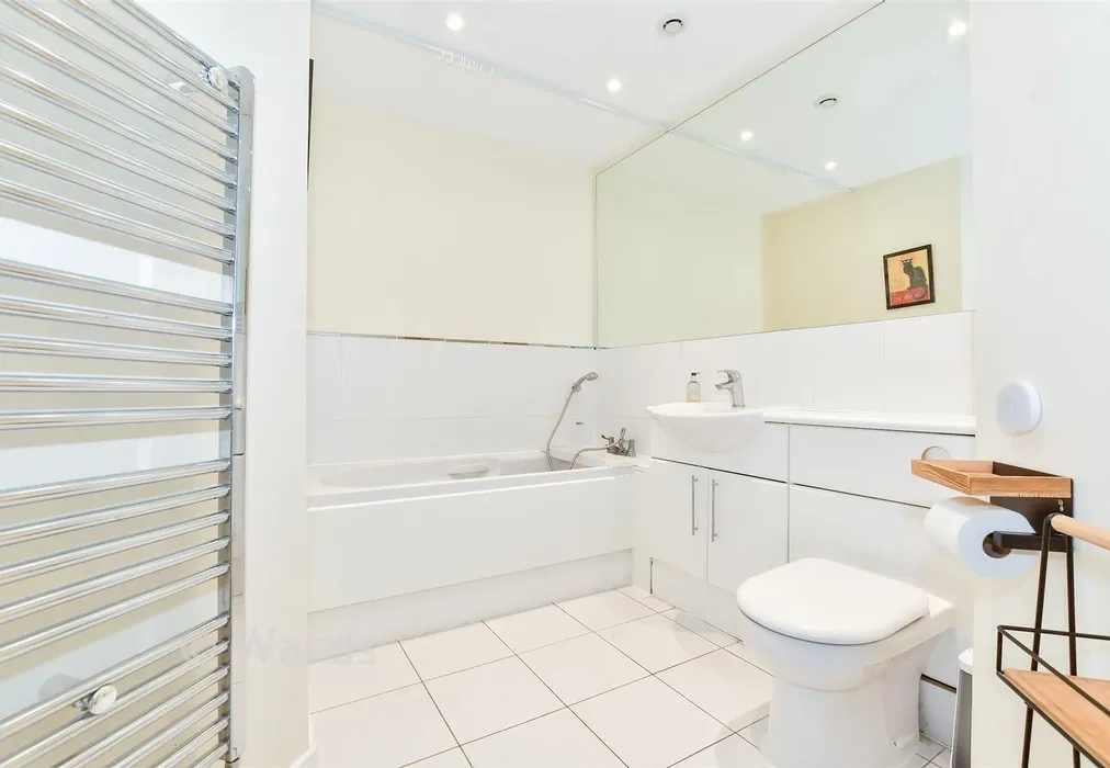 Bathroom - Sherwood Avenue, Aylesford, Kent - Wards of Kent