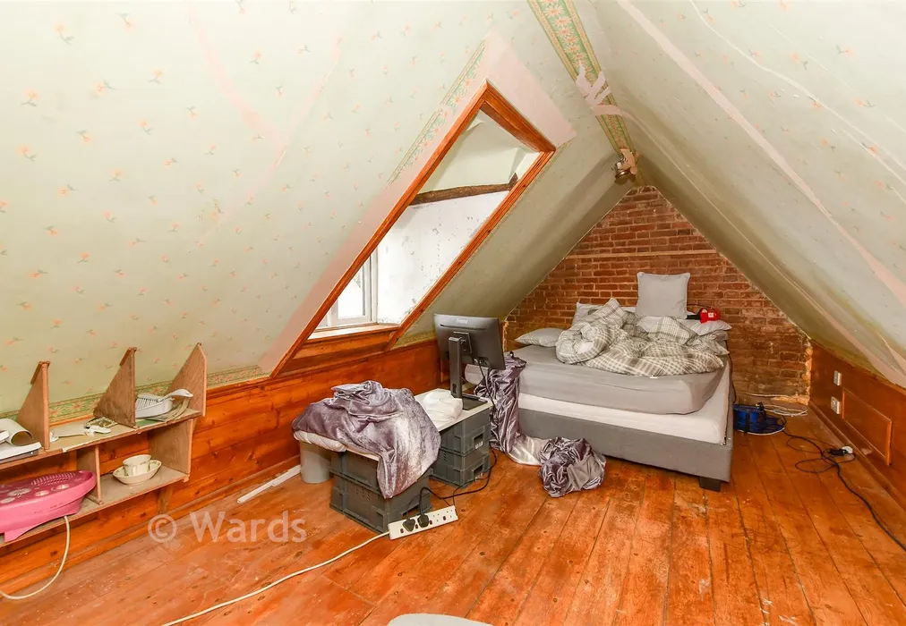 Loft Room - Tonbridge Road, Wateringbury, Kent - Wards of Kent