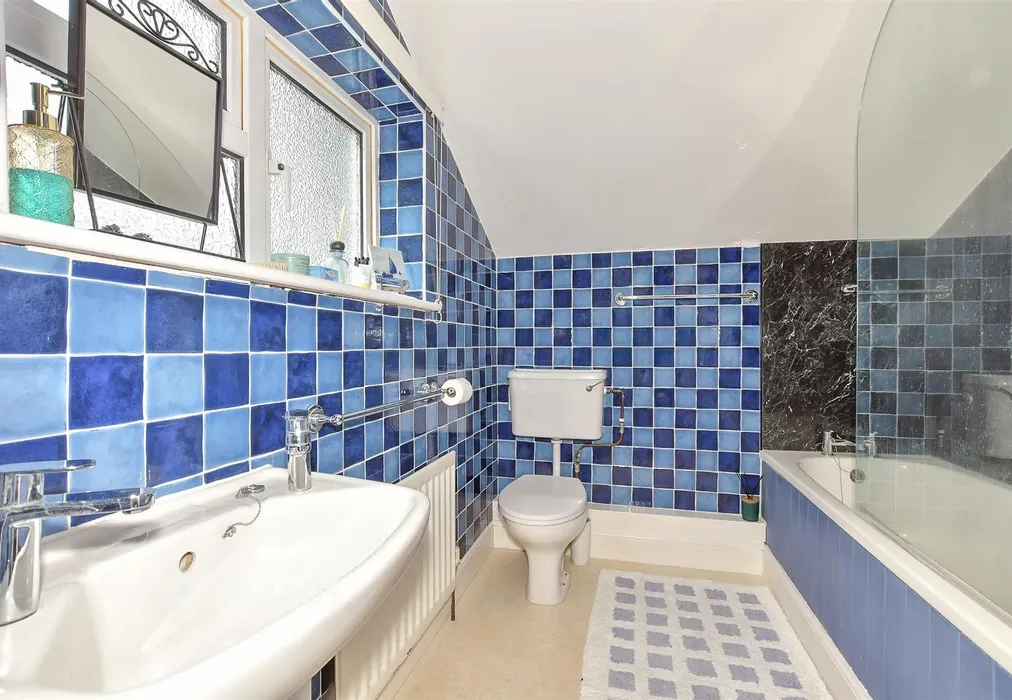 Bathroom - Front Brents, Faversham, Kent - Wards of Kent