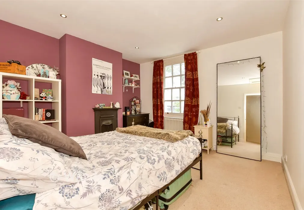 Bedroom 1 - Front Brents, Faversham, Kent - Wards of Kent