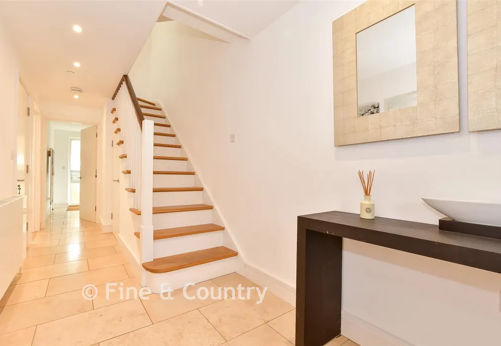 Internal Lifestyle Photograph - Cliff Road, Cowes, Isle of Wight - Wards of Kent