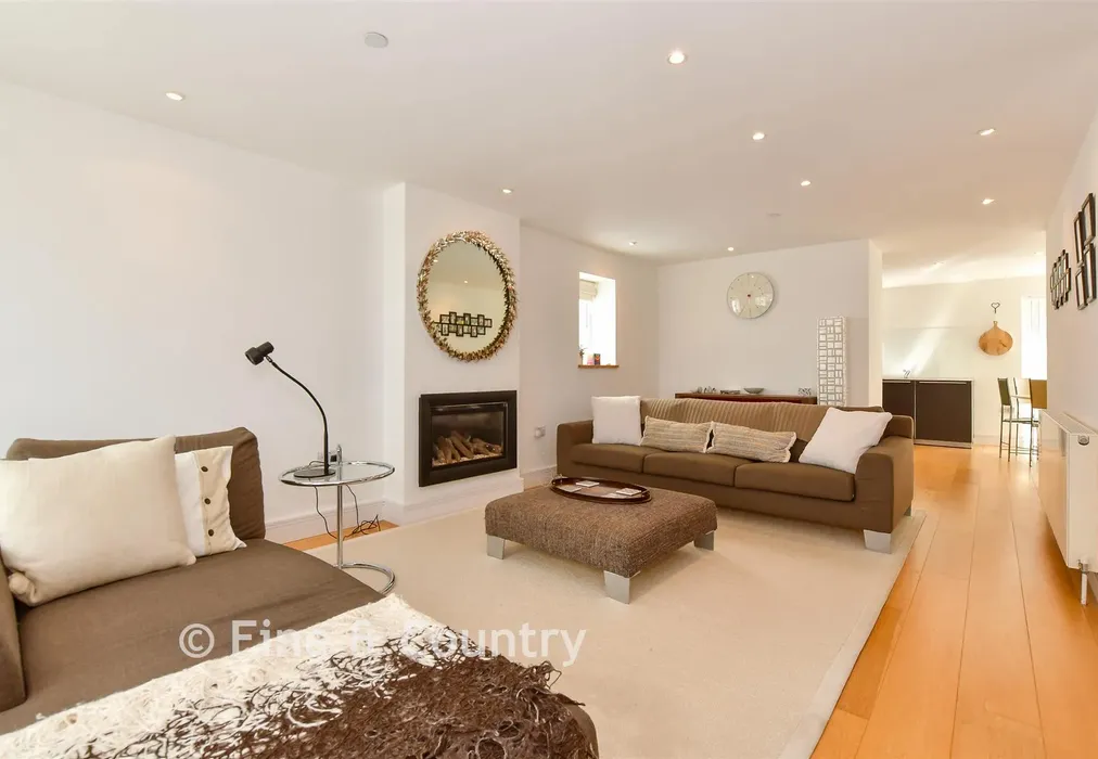 Sitting Area - Cliff Road, Cowes, Isle of Wight - Wards of Kent