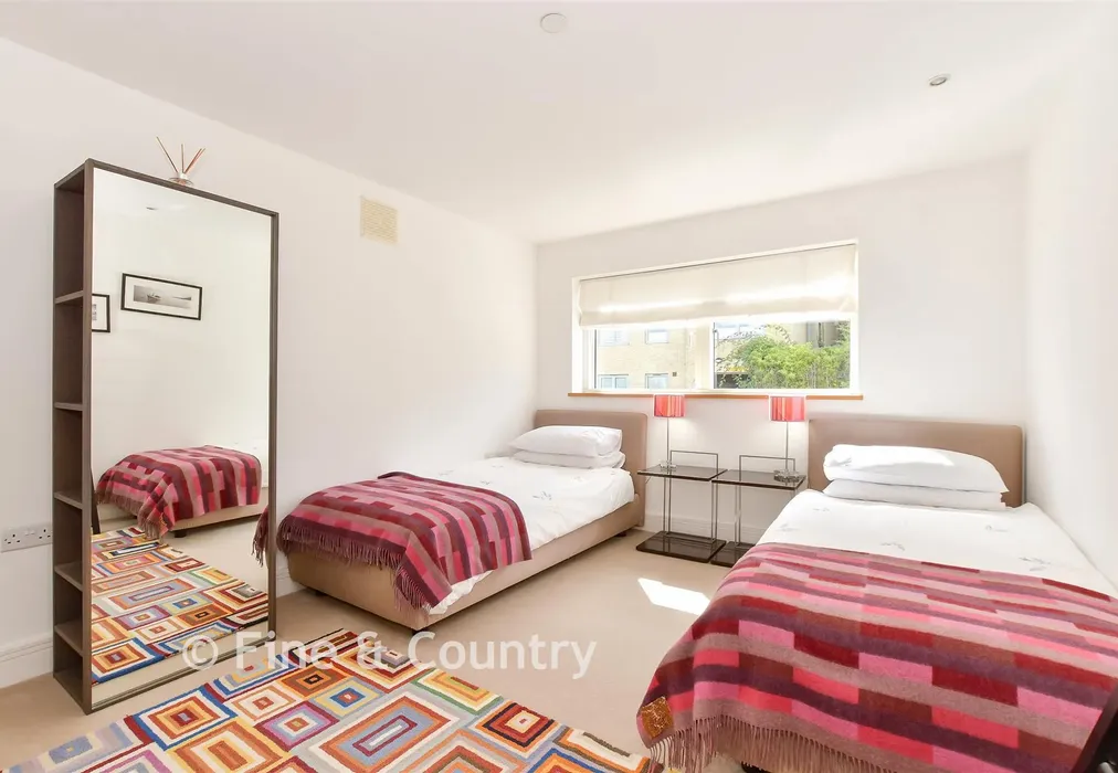 Bedroom 3 - Cliff Road, Cowes, Isle of Wight - Wards of Kent