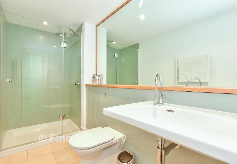 Shower Room - Cliff Road, Cowes, Isle of Wight - Wards of Kent