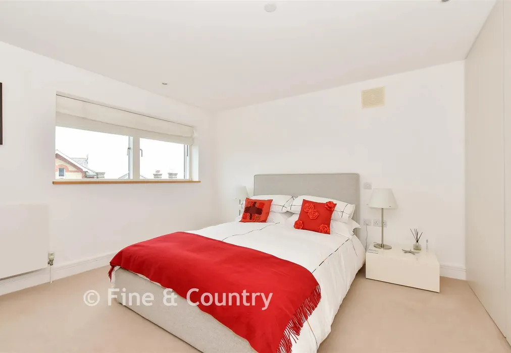 Bedroom 2 - Cliff Road, Cowes, Isle of Wight - Wards of Kent