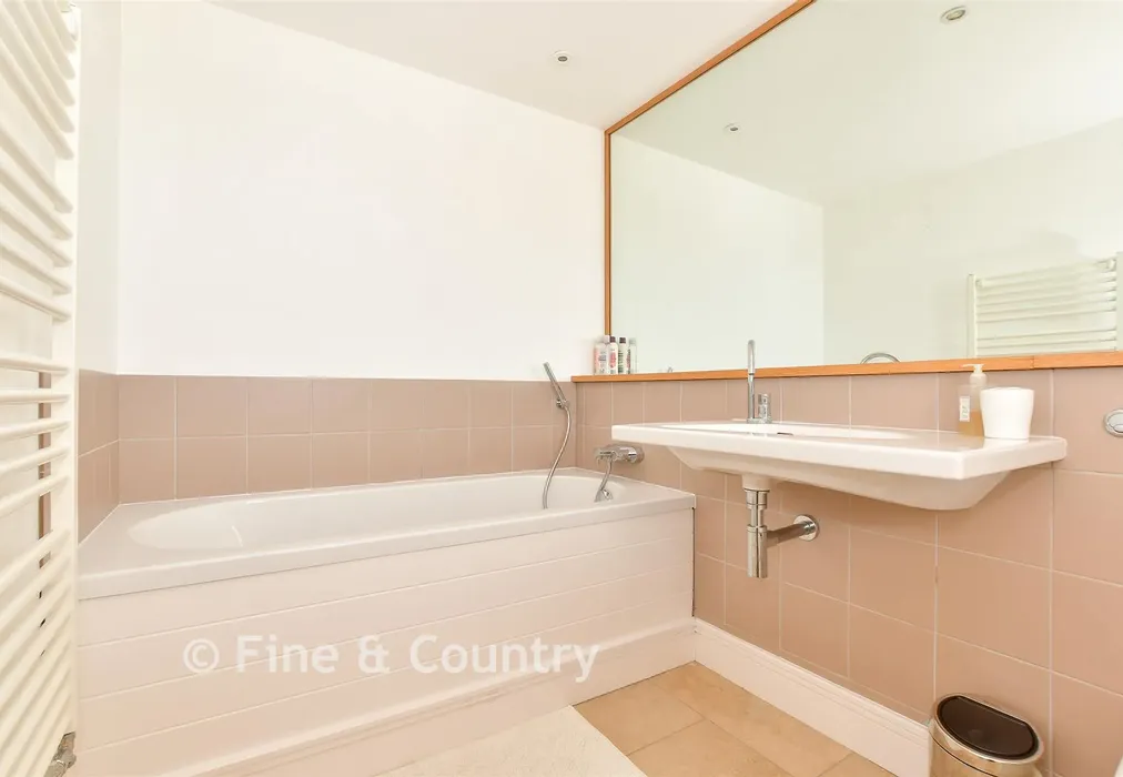 En-Suite Bathroom - Cliff Road, Cowes, Isle of Wight - Wards of Kent