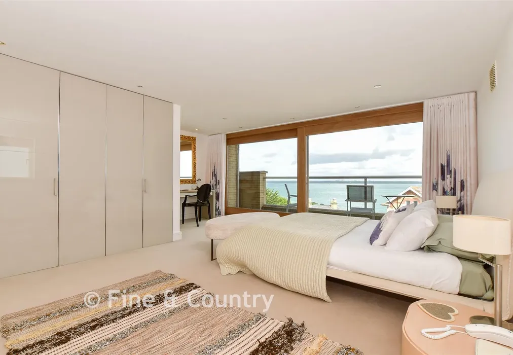 Bedroom 1 - Cliff Road, Cowes, Isle of Wight - Wards of Kent