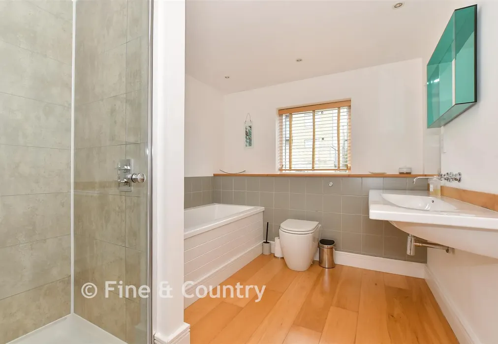 En-Suite Bathroom - Cliff Road, Cowes, Isle of Wight - Wards of Kent
