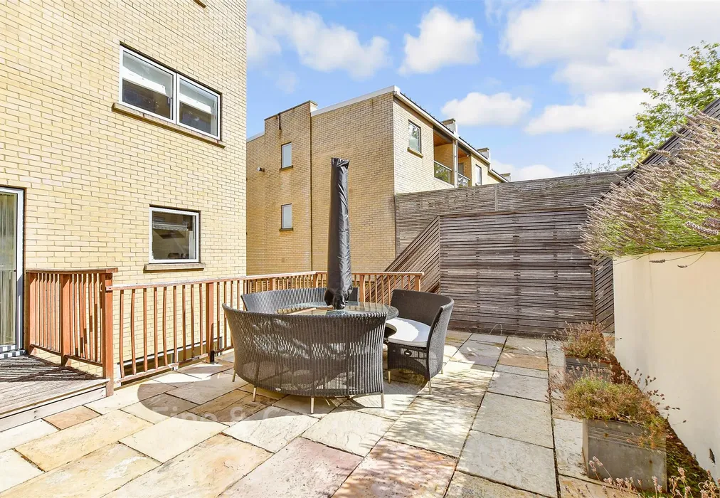 Rear Garden - Cliff Road, Cowes, Isle of Wight - Wards of Kent