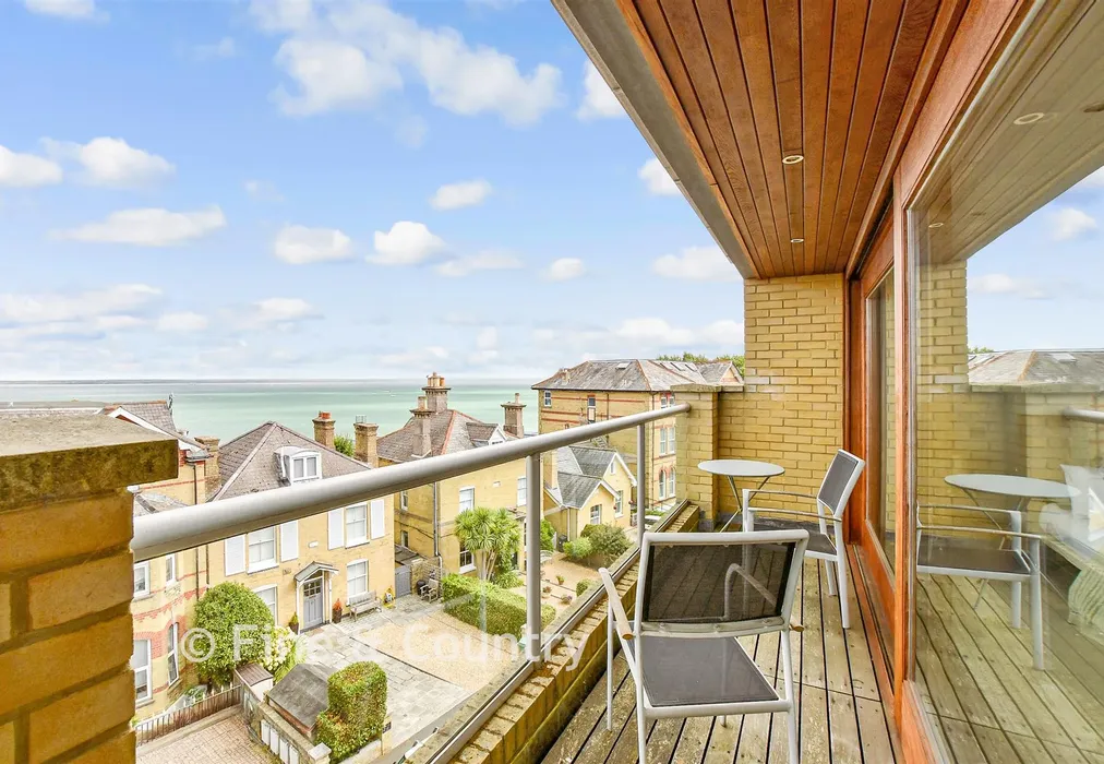 Balcony - Cliff Road, Cowes, Isle of Wight - Wards of Kent