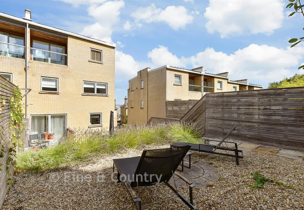 Rear Garden - Cliff Road, Cowes, Isle of Wight - Wards of Kent