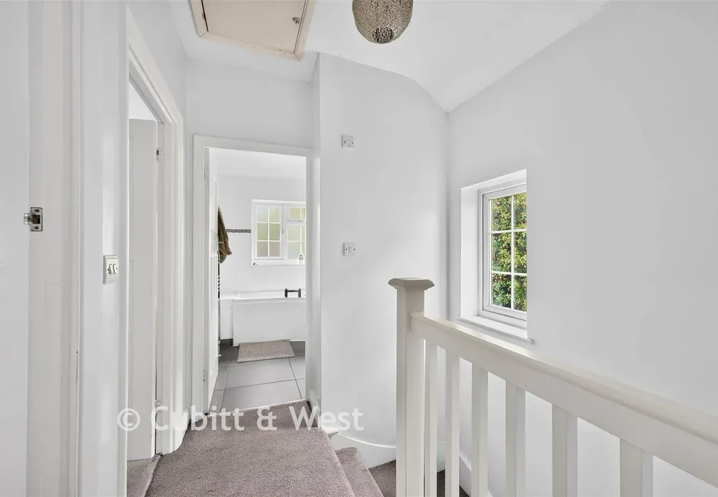 Landing - Famet Avenue, Purley, Surrey - Wards of Kent