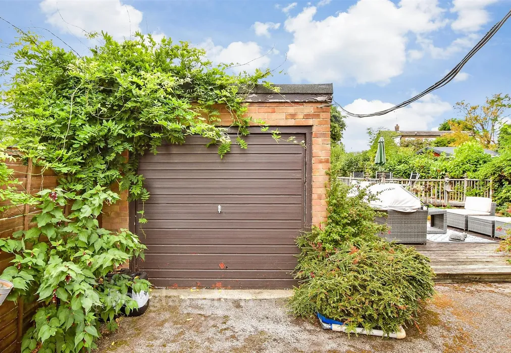 Garage - Harold Gardens, Wickford, Essex - Wards of Kent