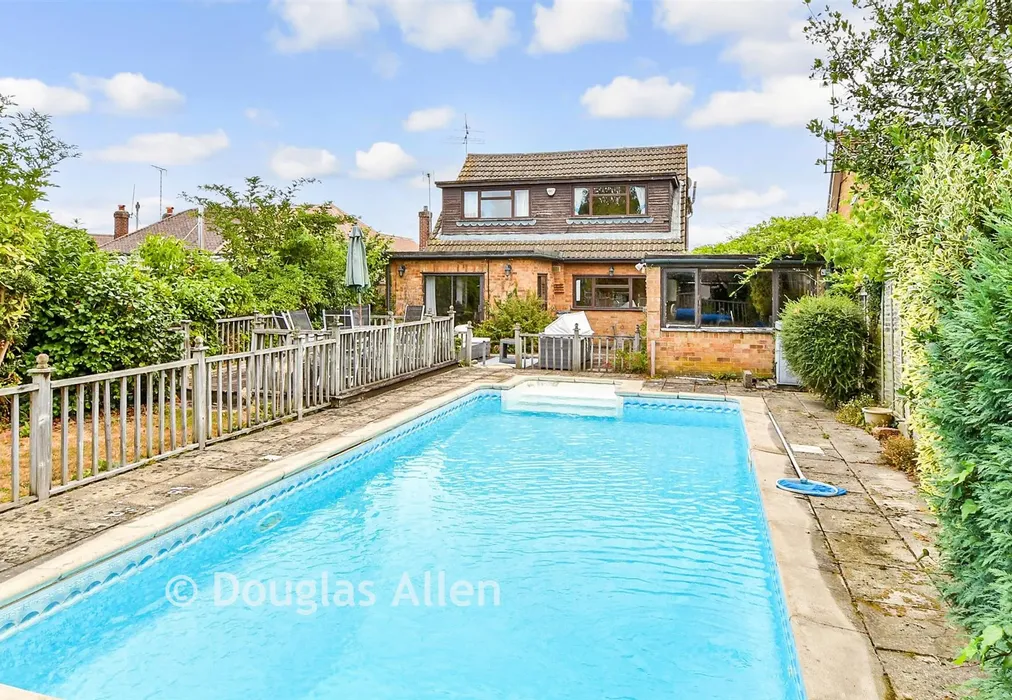 Swimming Pool - Harold Gardens, Wickford, Essex - Wards of Kent