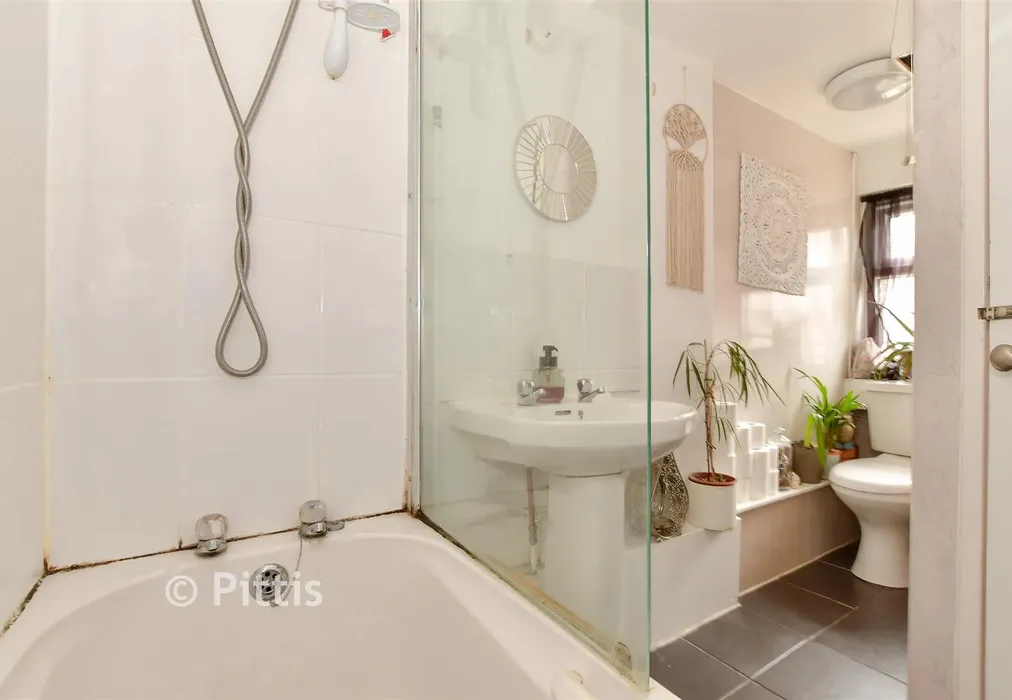 Bathroom - Spring Gardens, Shanklin, Isle of Wight - Wards of Kent