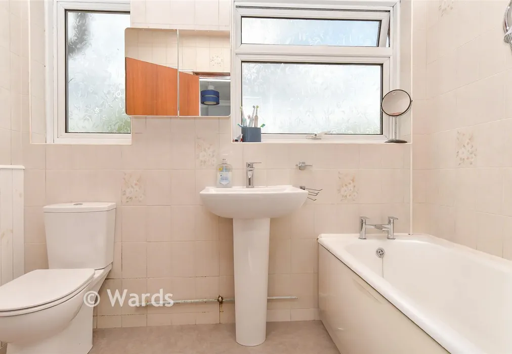 Bathroom - Nursery Road, Meopham, Gravesend, Kent - Wards of Kent
