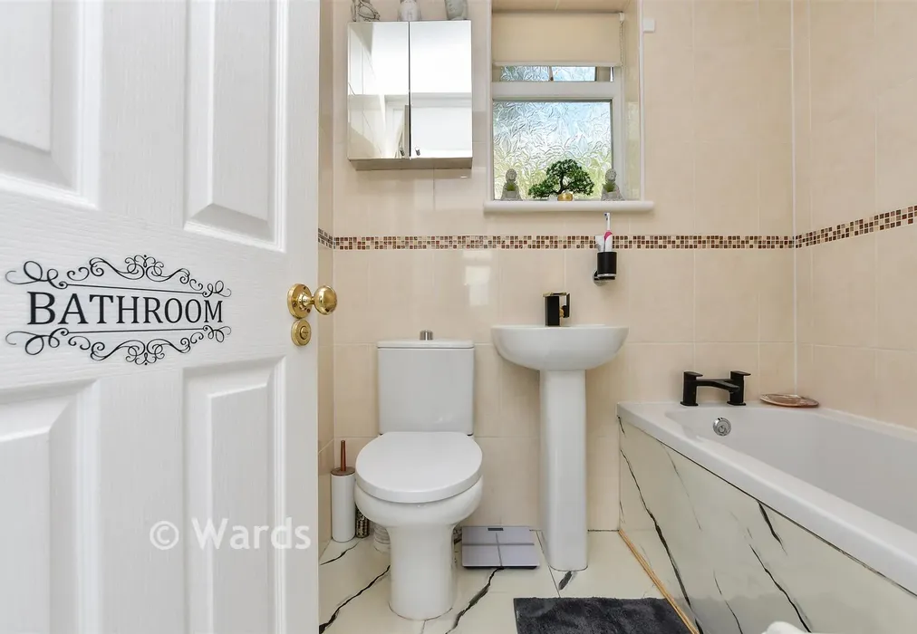 Bathroom - St. George's Crescent, Dover, Kent - Wards of Kent