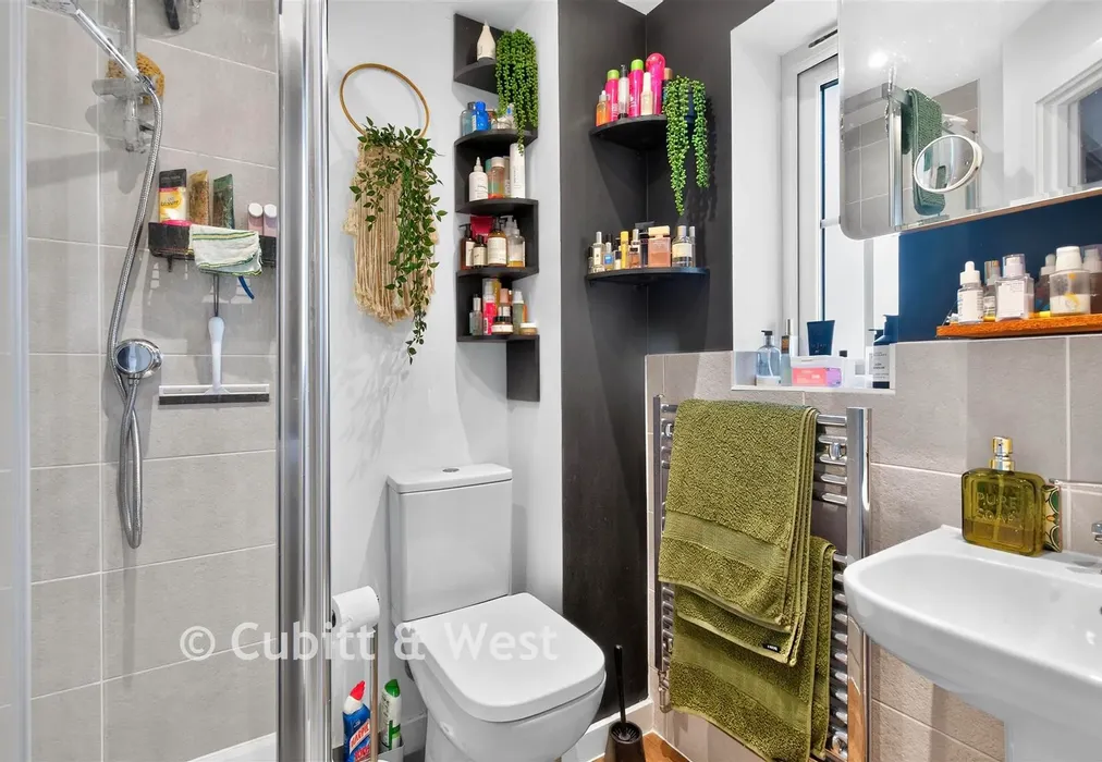 En-Suite - Munday Road, Selsey, West Sussex - Wards of Kent