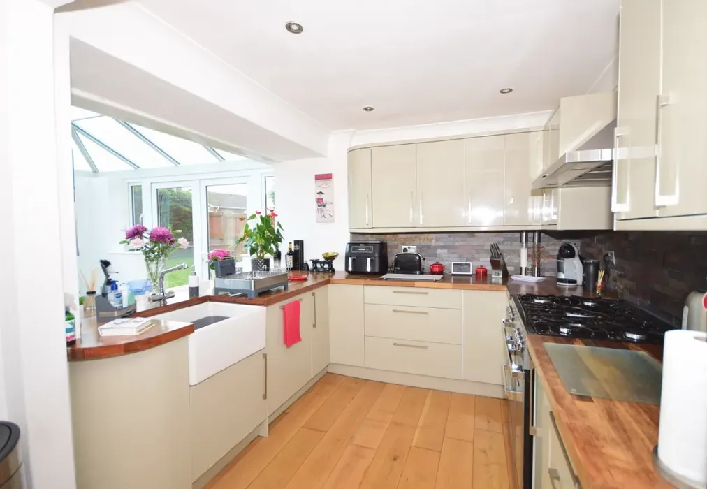 kitchen - The Glade Seaview PO34 - Wards of Kent