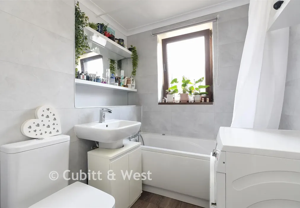 Bathroom - Burnell Road, Sutton, Surrey - Wards of Kent