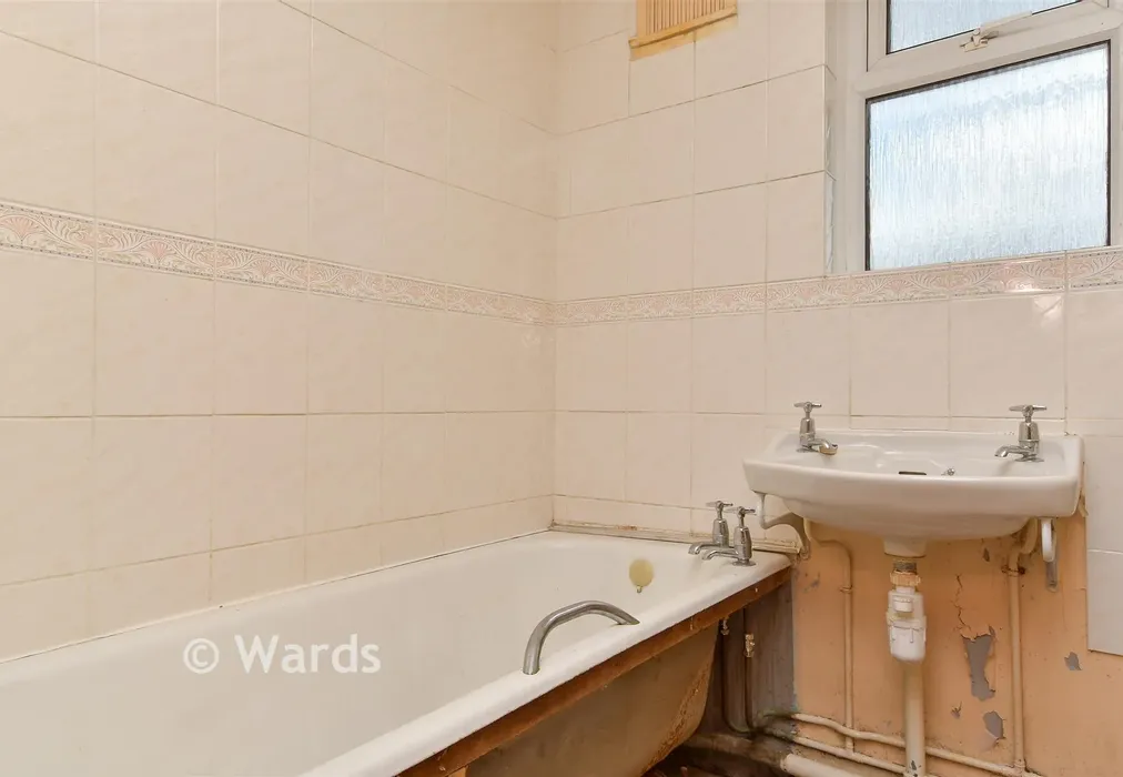 Bathroom - Shipwrights Avenue, Chatham, Kent - Wards of Kent
