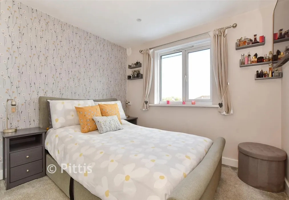 Bedroom 1 - The Willows, Newport, Isle of Wight - Wards of Kent