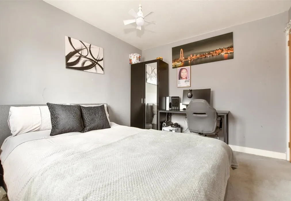Bedroom 2 - The Willows, Newport, Isle of Wight - Wards of Kent