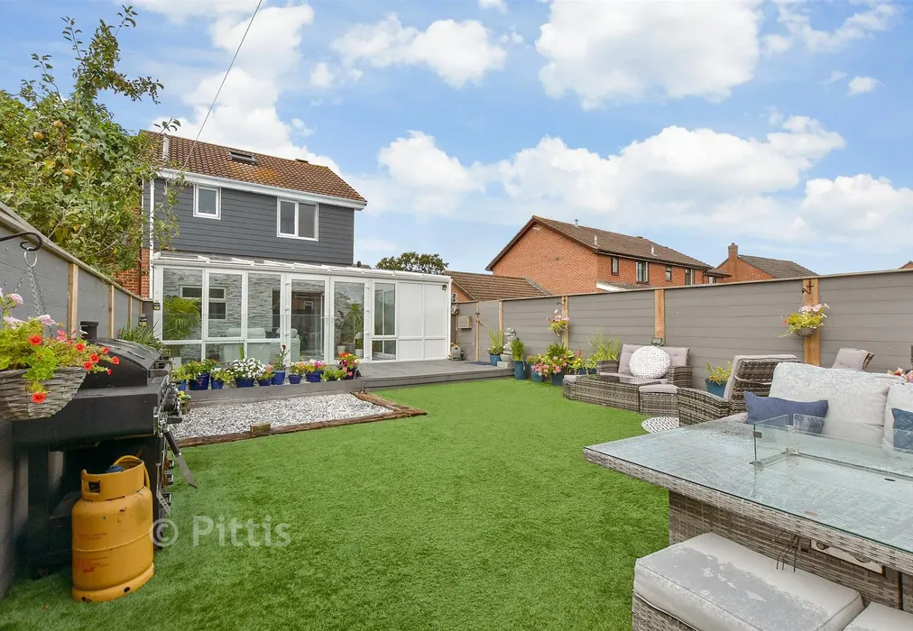 Rear Garden - The Willows, Newport, Isle of Wight - Wards of Kent