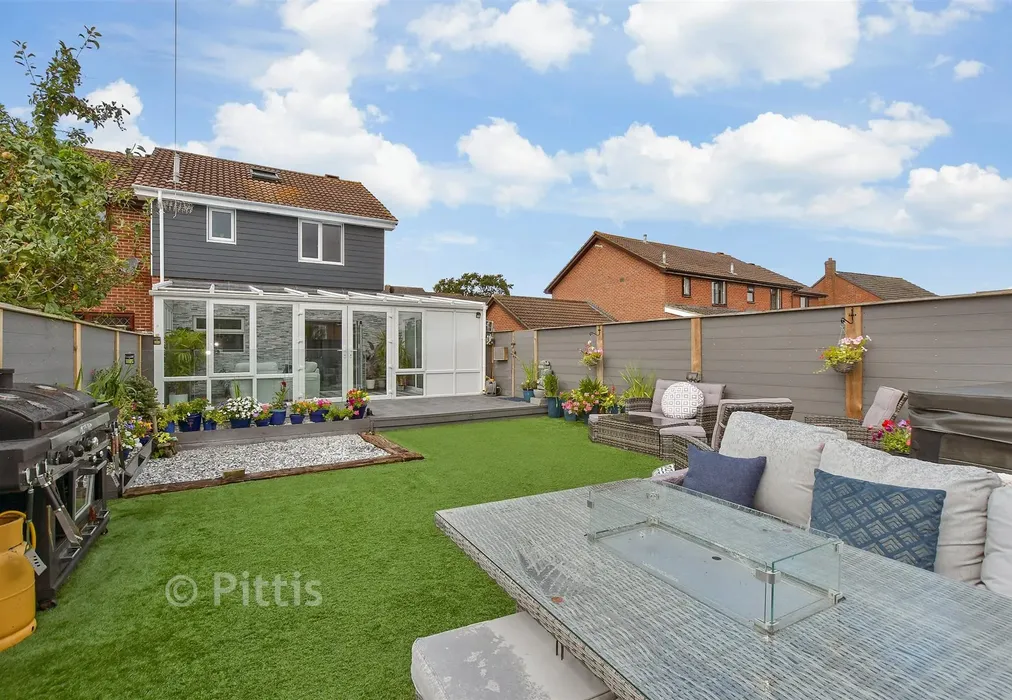 Rear Garden - The Willows, Newport, Isle of Wight - Wards of Kent