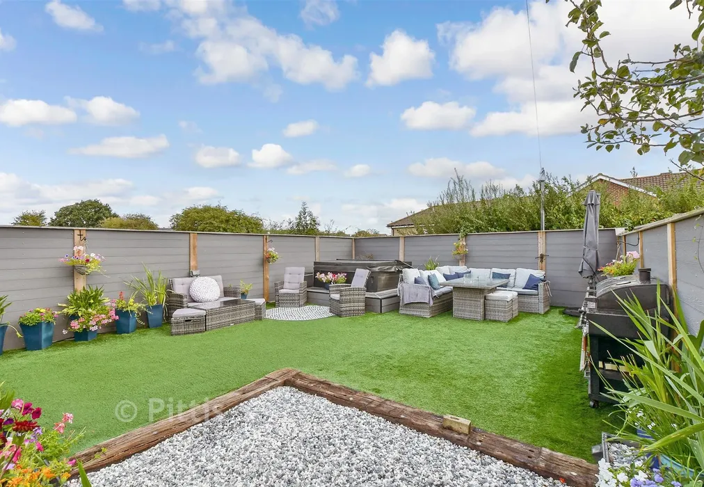 Rear Garden - The Willows, Newport, Isle of Wight - Wards of Kent