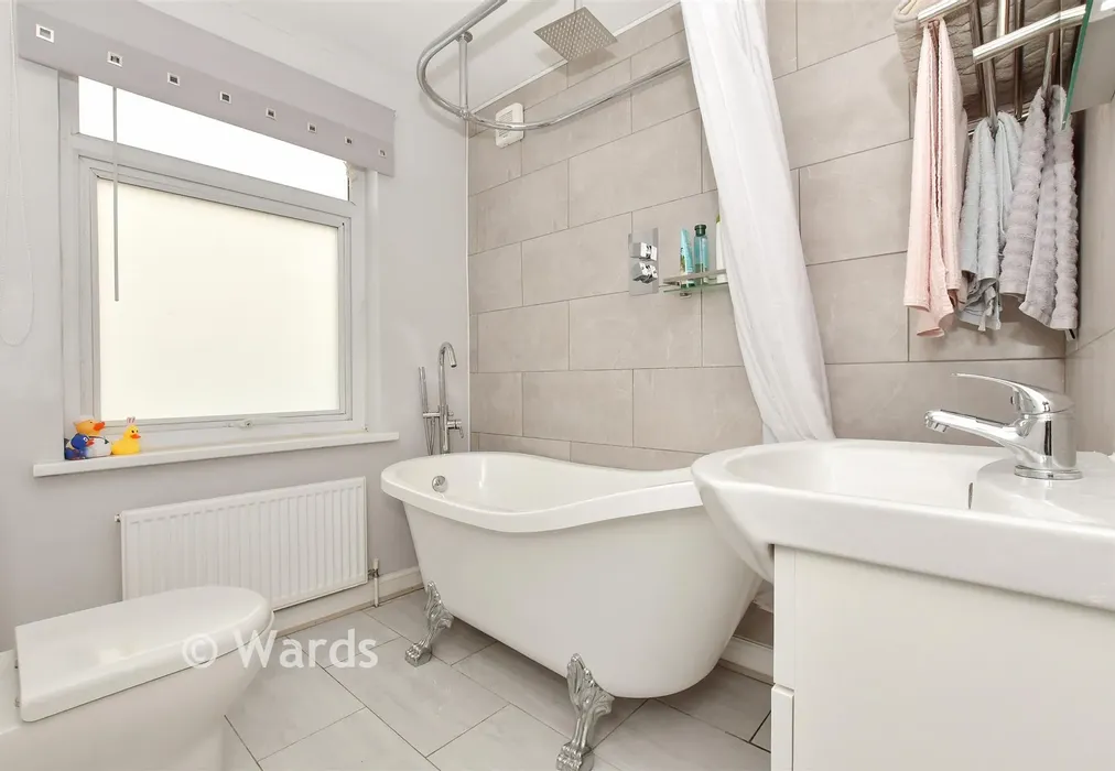 Bathroom - Sandwich Road, Sandwich, Kent - Wards of Kent