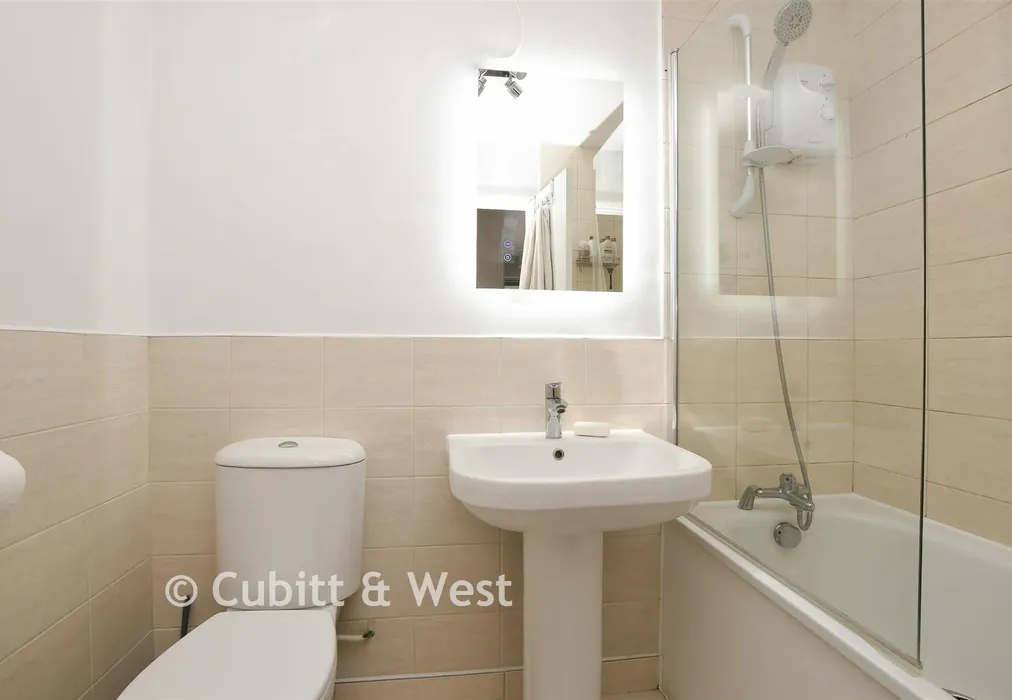 Bathroom - Ross Road, Wallington, Surrey - Wards of Kent