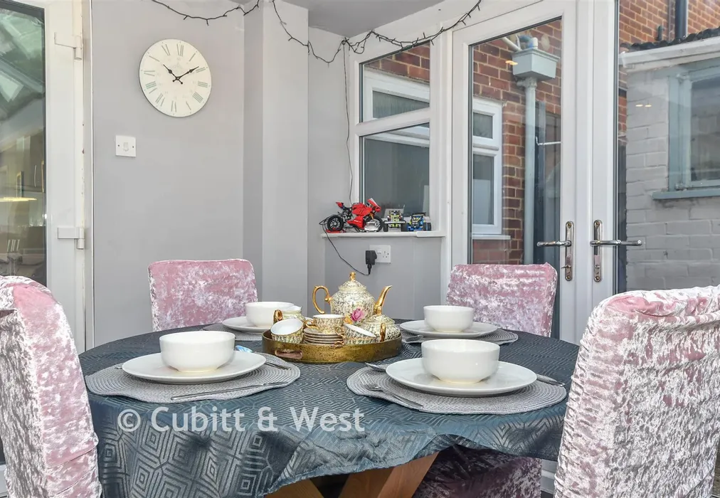 Internal Lifestyle Photograph - Stockheath Way, Leigh Park, Hampshire - Wards of Kent