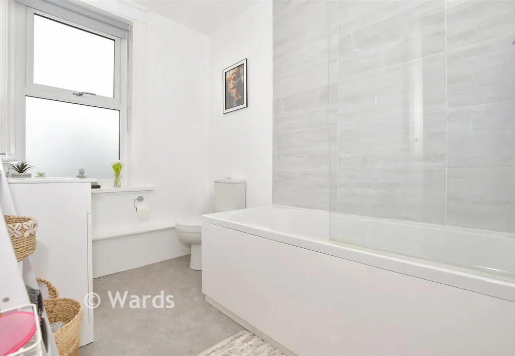 Bathroom - Hartnup Street, Maidstone, Kent - Wards of Kent