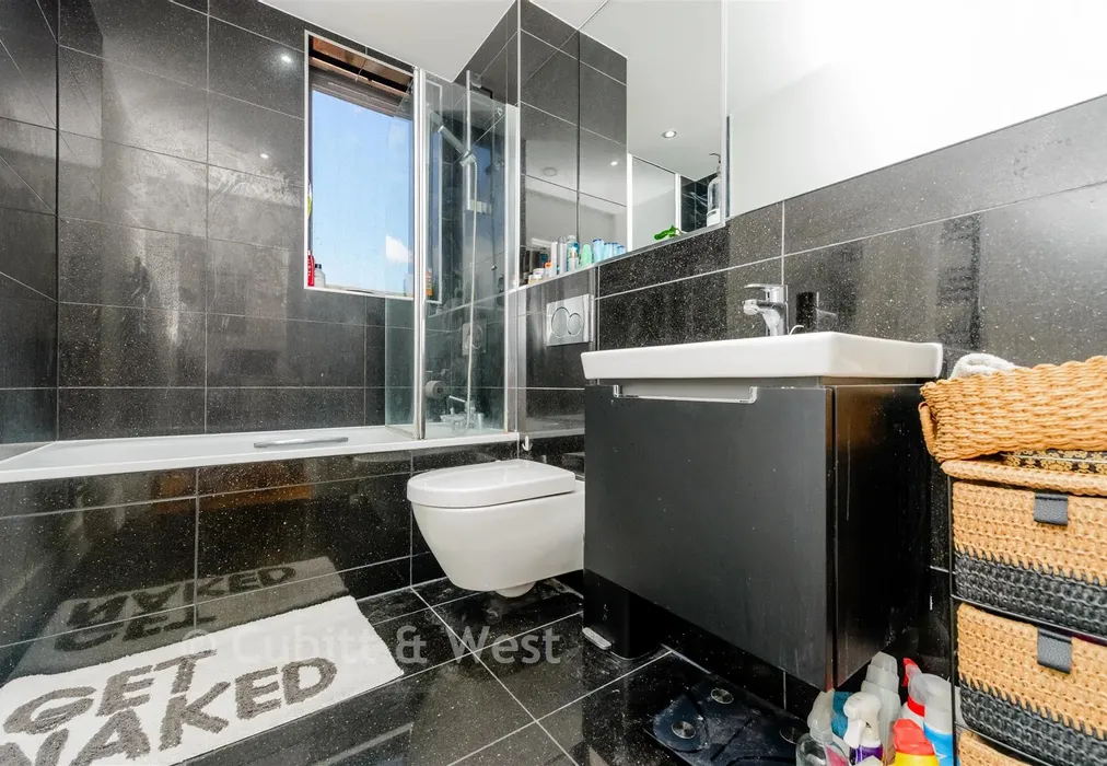 Bathroom - Sutton Court Road, Sutton, Surrey - Wards of Kent